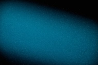 Siyah bir arkaplanda çapraz bulanık mavi bulut