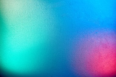 Açık yeşil, mavi ve pembe bir arkaplanda