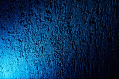 Dokusal bir arkaplanda açık mavi bir parıltı