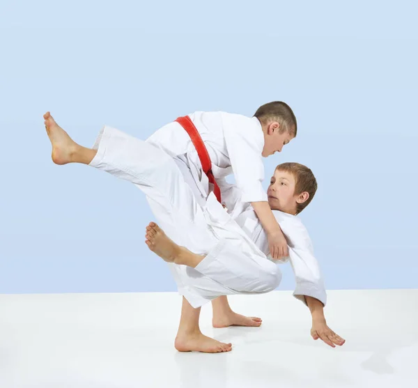 Children Make Throws Light Background — Stock Photo, Image