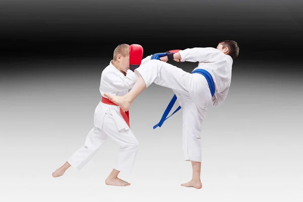 Atleten Slaan Trappen Karategi — Stockfoto