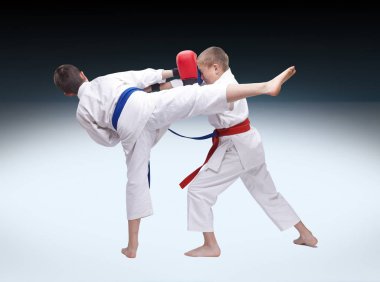 Elleri kesişen çocuklar karate vuruşlarını yener.