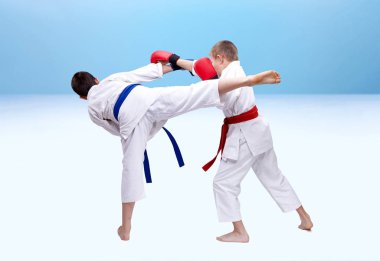 Karatgi 'deki sporcular arka planda yumruk ve blok yapıyorlar