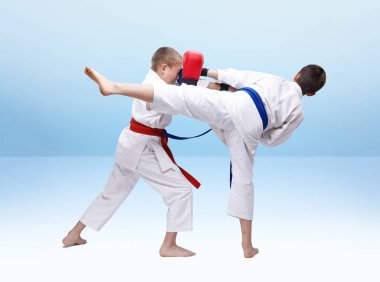 Hafif bir arkaplanda iki sporcu grev ve blok yapıyor.