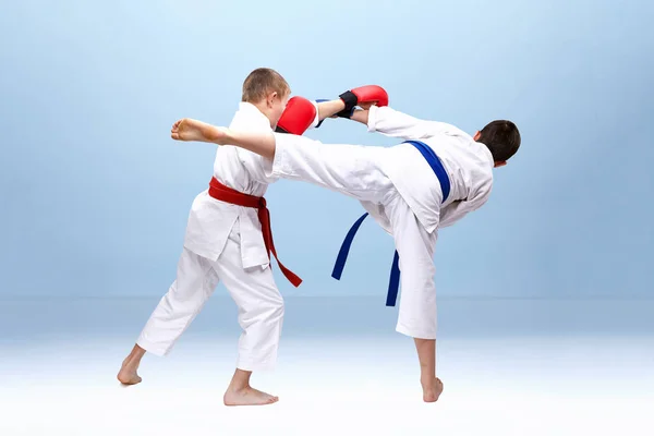 Golpes Bloques Hacen Atletas Karategi — Foto de Stock
