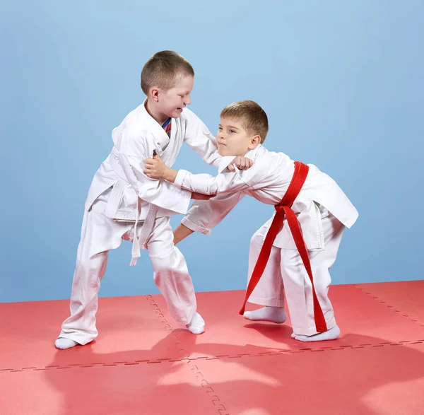 Tatami Small Athletes Train Techniques Judo — Stock Photo, Image