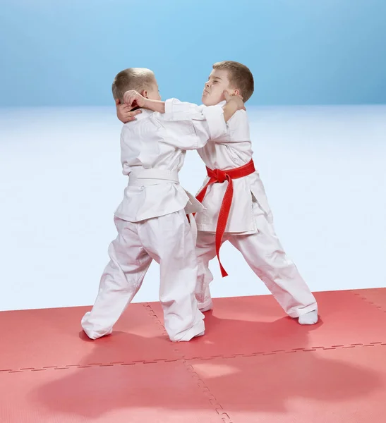 Een Lichte Achtergrond Kinderen Judogi Zijn Training Grip Voor Gooien — Stockfoto