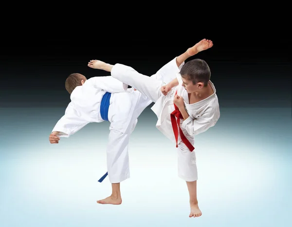 Roundhouse Kick Boys Beating Karategi — Stock Photo, Image