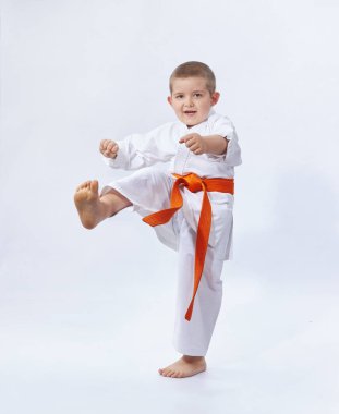 Tekme küçük karatekayı yener.