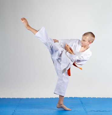 Mavi bir paspasın üzerinde atlet sakat bacağı dövüyor.