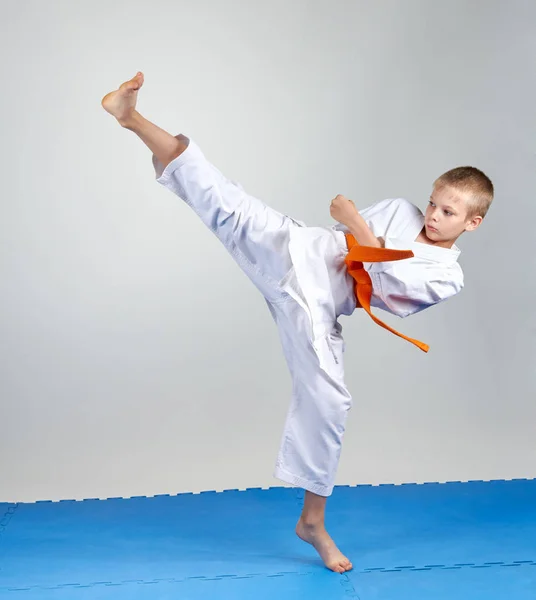 Sportsman Avec Une Ceinture Orange Bat Coups Pied — Photo