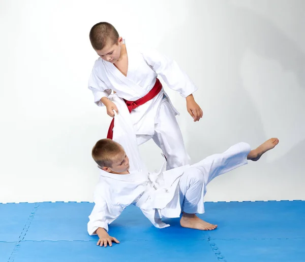 Athlètes Entraînent Judo Jette Sur Tapis Bleu — Photo