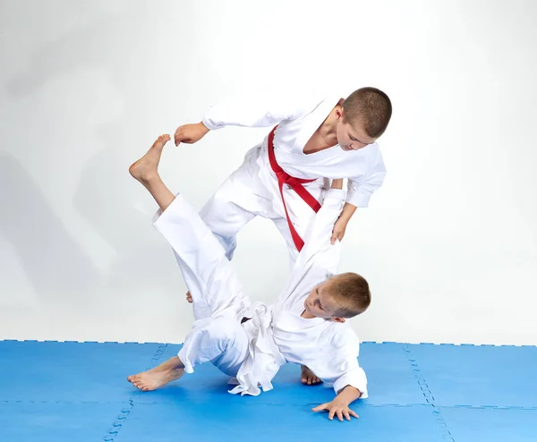 Los Lanzamientos Judo Son Pequeños Atletas Entrenamiento —  Fotos de Stock