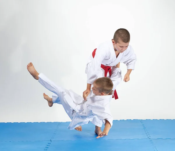 Judo Kastar Perfomering Två Idrottare — Stockfoto