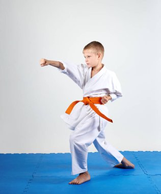 Askıda karate atleti gyaku-tsuki 'yi yener