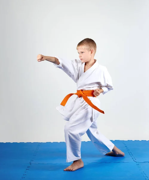 Rack Karate Athlete Beats Gyaku Tsuki — Stock Photo, Image