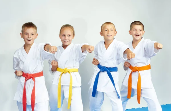 Los Niños Están Golpeando Mano Golpe — Foto de Stock