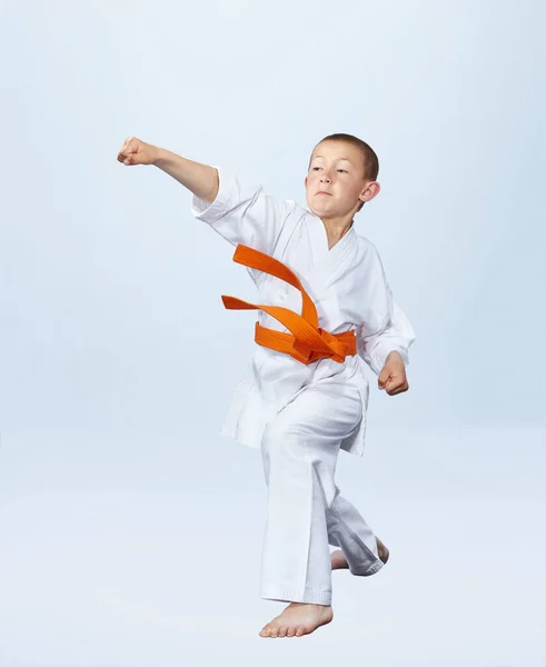 Karateka Menino Está Batendo Soco Braço — Fotografia de Stock