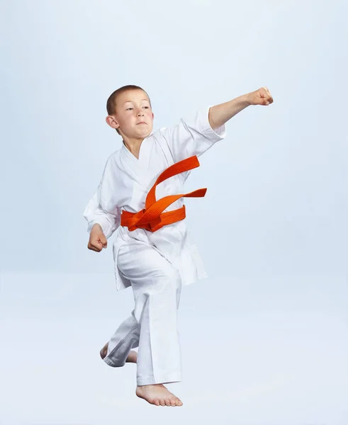 Lehkém Pozadí Karateka Chlapec Bije Punč Rameno — Stock fotografie