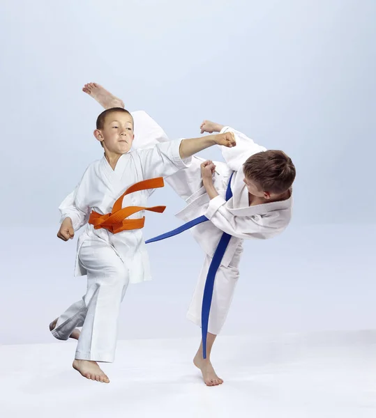 Dos Chicos Karateka Están Golpeando Golpes Karate — Foto de Stock