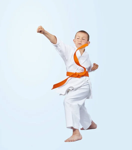 Karateka Chlapec Karategi Bije Úder Rameno — Stock fotografie