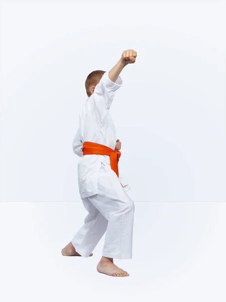 Karategi Karateka Chico Está Golpeando Puñetazo Brazo — Foto de Stock