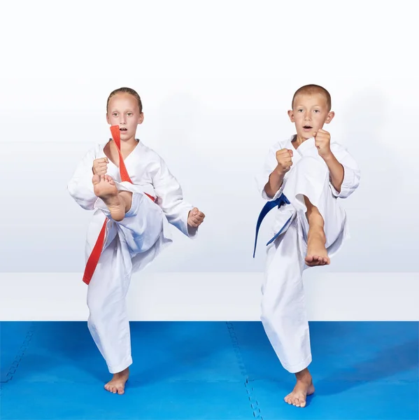 Två Karateka Karategi Slår Sparkbenet Framåt — Stockfoto