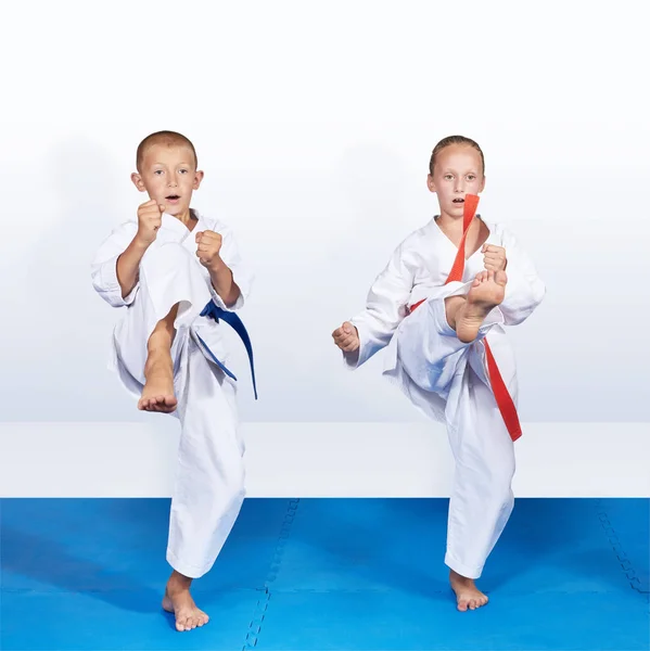 Karategi Deki Kız Oğlan Sakat Bacağı Dövüyorlar — Stok fotoğraf