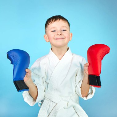 Küçük atlet elinde kırmızı ve mavi çizgiler tutuyor.