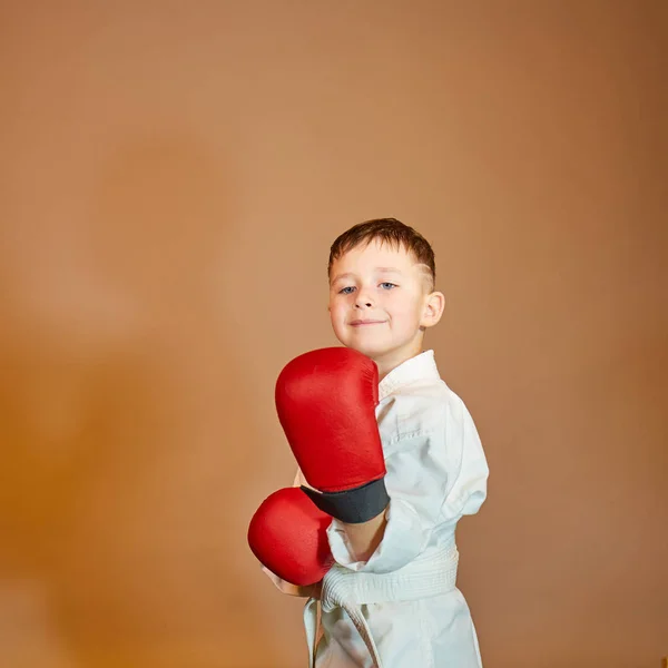 Dark Orange Background Small Athlete Red Overlays His Hands — Stock Photo, Image