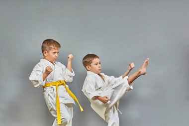 Erkek atletler gri arka planda tekmeleri yendi