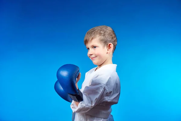 Blue Background Little Cheerful Athlete Blue Overlays His Hands — Stock Photo, Image