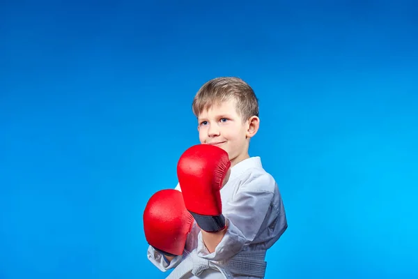 Light Blue Background Athlete Boy Red Overlays His Hands — Stock Photo, Image
