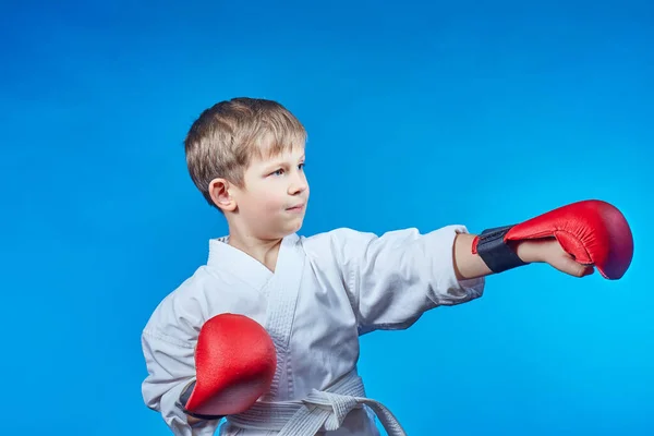 Auf Hellblauem Hintergrund Führt Ein Sportler Karateka Einen Punsch Vor — Stockfoto