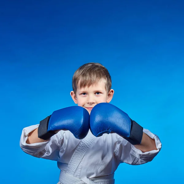 Mit Blauen Futter Den Händen Eines Kleinen Athleten Auf Blauem — Stockfoto