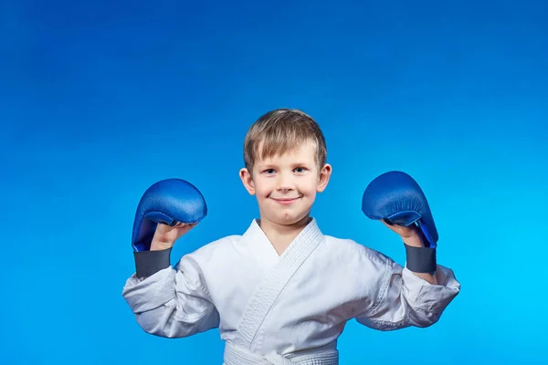 Bei Karategi Athlet Mit Blauen Overlays Auf Den Händen — Stockfoto