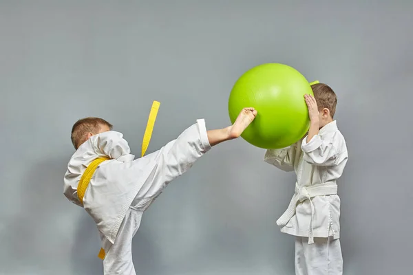 Boys Train Circular High Kick — Stock Photo, Image