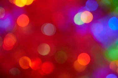 Renkli kupalar bulanık bir arkaplana rastgele yerleştirilmiş