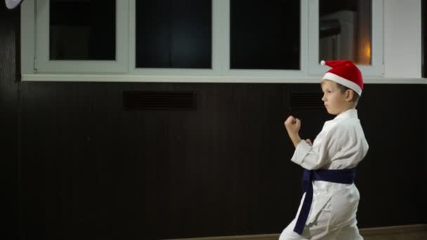 Sportowiec Santa Claus Kapelusz Beat Kick Noga — Wideo stockowe