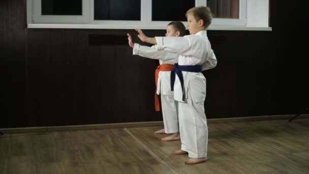 Kinder in Karateka machen Pusteblume im Karate