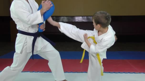 Atleta Entrena Patadas Puñetazos Simulador Azul — Vídeos de Stock