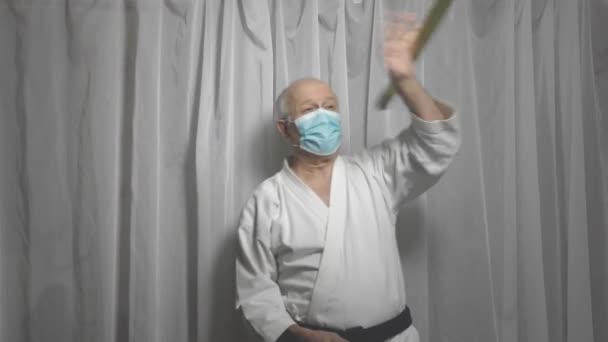 Erwachsener Sportler Medizinischer Maske Trainiert Übungen Mit Einem Stock — Stockvideo