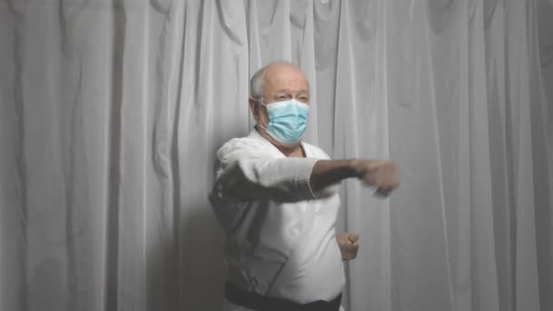 Idrottare Med Svart Bälte Och Medicinsk Mask Slår Slag — Stockvideo