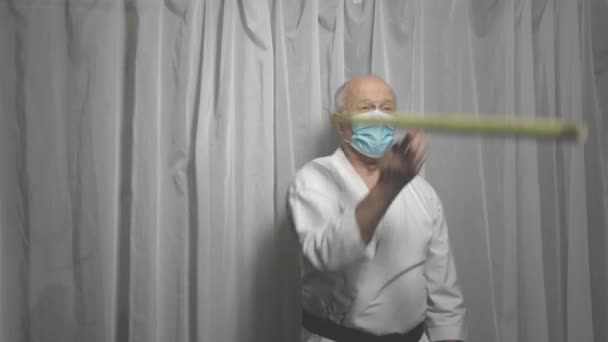 Atleta Uma Máscara Médica Cinto Preto Treina Exercícios Com Pau — Vídeo de Stock