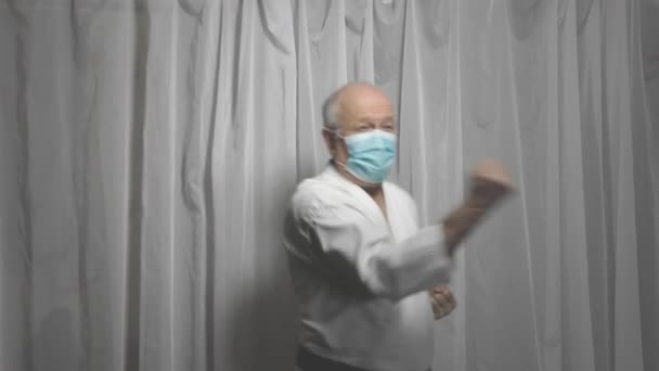 Vuxen Idrottsman Medicinsk Mask Tränar Stroke Och Block Med Händerna — Stockvideo