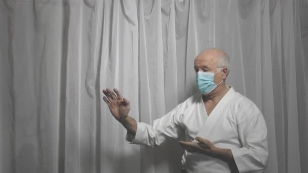 Erwachsener Athlet Mit Medizinischer Maske Trainiert Karate Übungen — Stockvideo