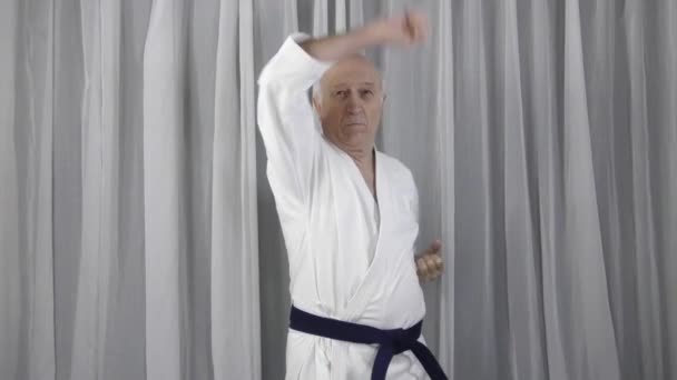 Bloquear Perfurar Perfoming Velho Atleta Karategi — Vídeo de Stock