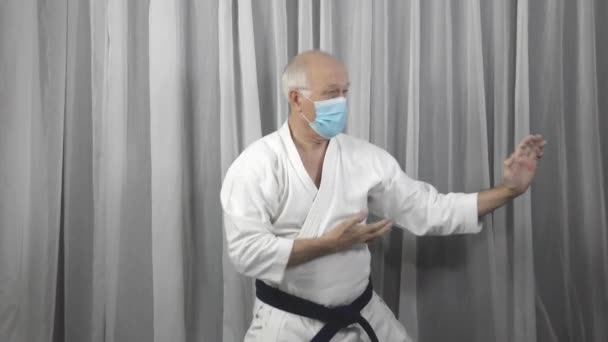 Karategi Maschera Medica Vecchio Atleta Maschio Sta Allenando Esercizi Karate — Video Stock