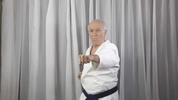 Karategi Blanc Vieil Athlète Masculin Bat Des Coups Poing — Video