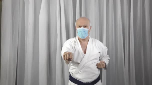 Direkte Schläge Werden Von Einem Alten Mann Mit Medizinischer Maske — Stockvideo